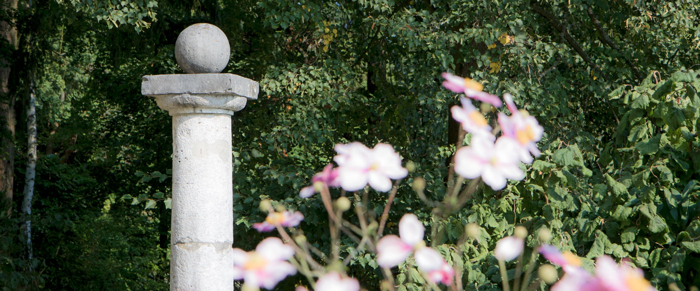 Säule im Garten